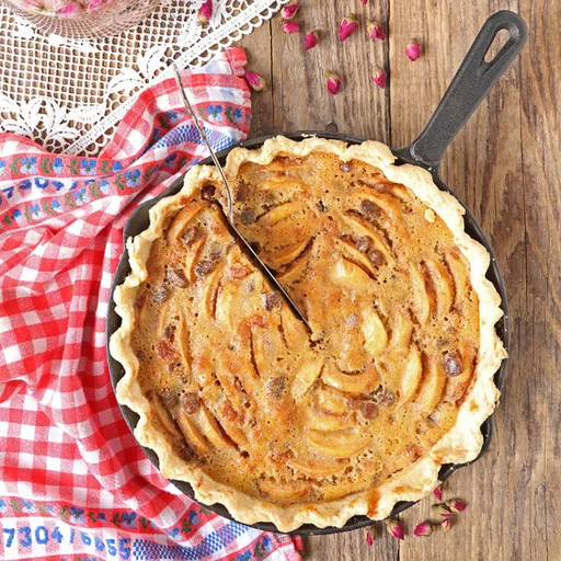 Tarta de manzana y crema con canela y pasas