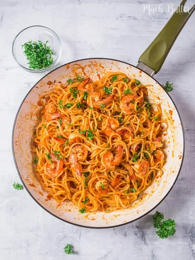 Espaguetis con tomate y camarones