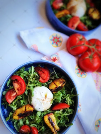 Ensalada fácil de burrata con melocotón a la parrilla
