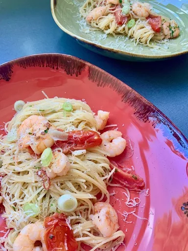 Capellini con langostinos picantes