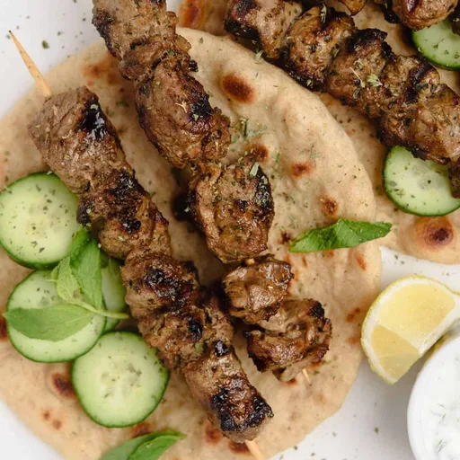 Souvlaki de cordero griego (brochetas)