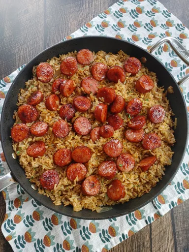 Salchicha ahumada a la barbacoa con arroz