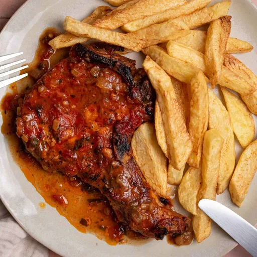 Chuletas de cerdo al horno en salsa de tomate