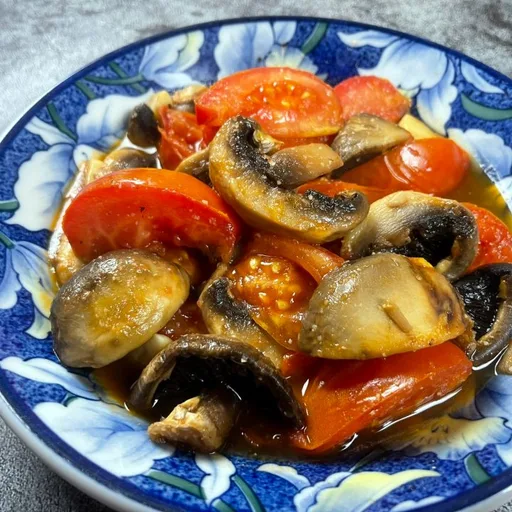 Salteado de champiñones y tomate