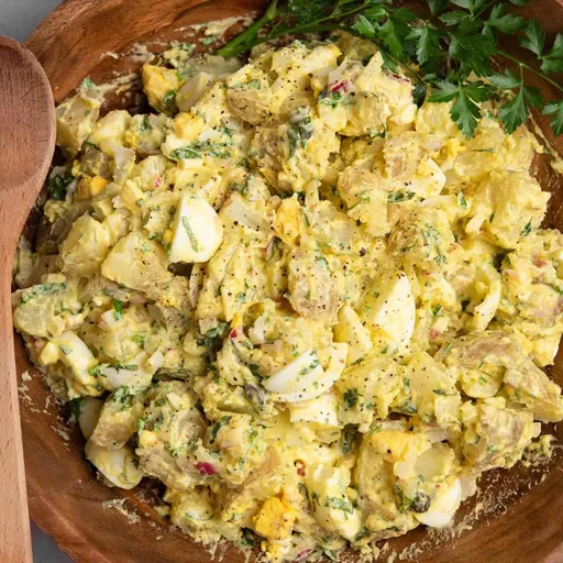 Ensalada de patata saludable con huevo y yogur