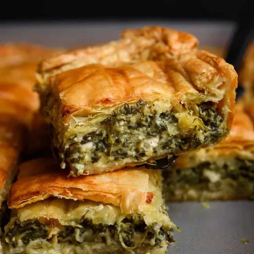 Empanada griega de hojaldre con espinacas y feta (Spanakopita)