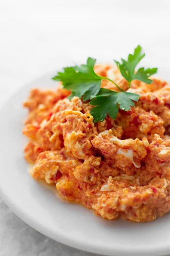 Huevos revueltos griegos con tomate y feta (Strapatsada)