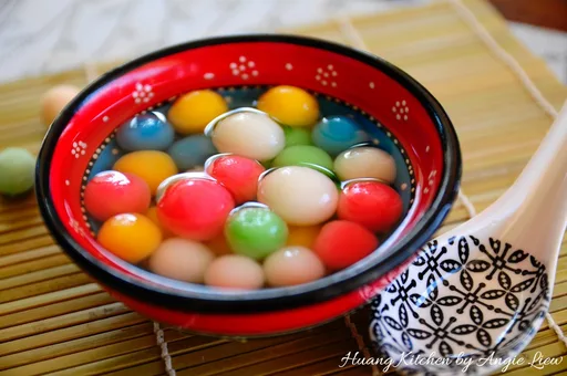 Sweet Glutinous Rice Balls with Gingko Nuts (Tang Yuan) 杏仁糖汤圆
