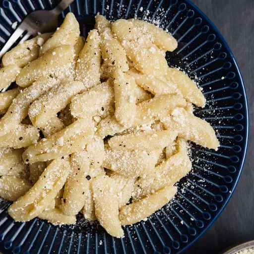 Pasta Skioufichta con queso Mizithra
