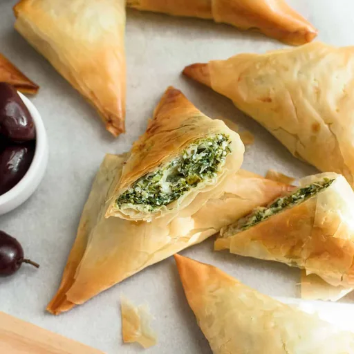 Triángulos de espinacas y feta