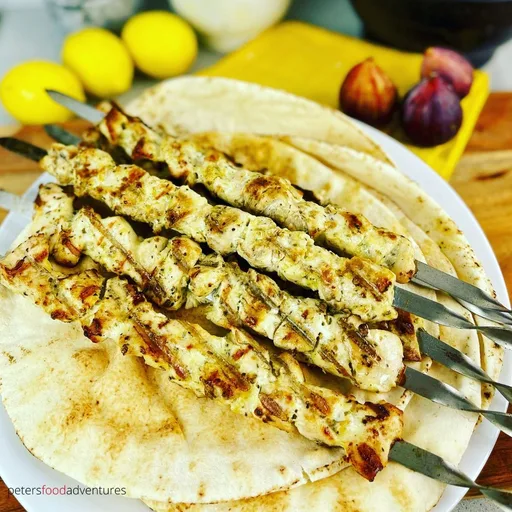 Brochetas de souvlaki griego