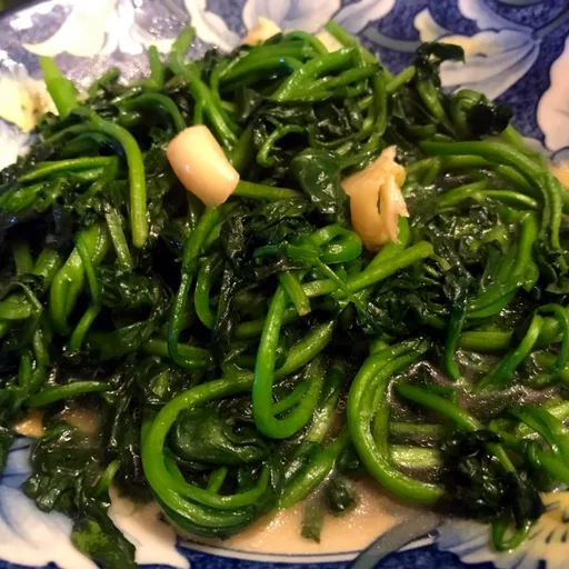 Salteño de berros chinos con ajo
