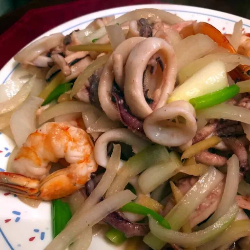Salteado de marisco con gambas y calamares