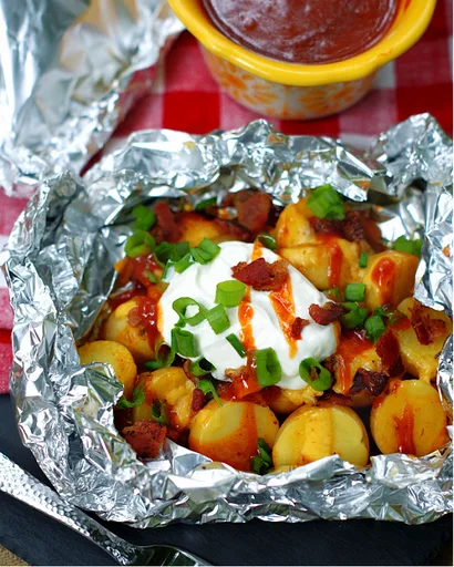 Paquetes de patatas con queso, bacon y barbacoa al horno