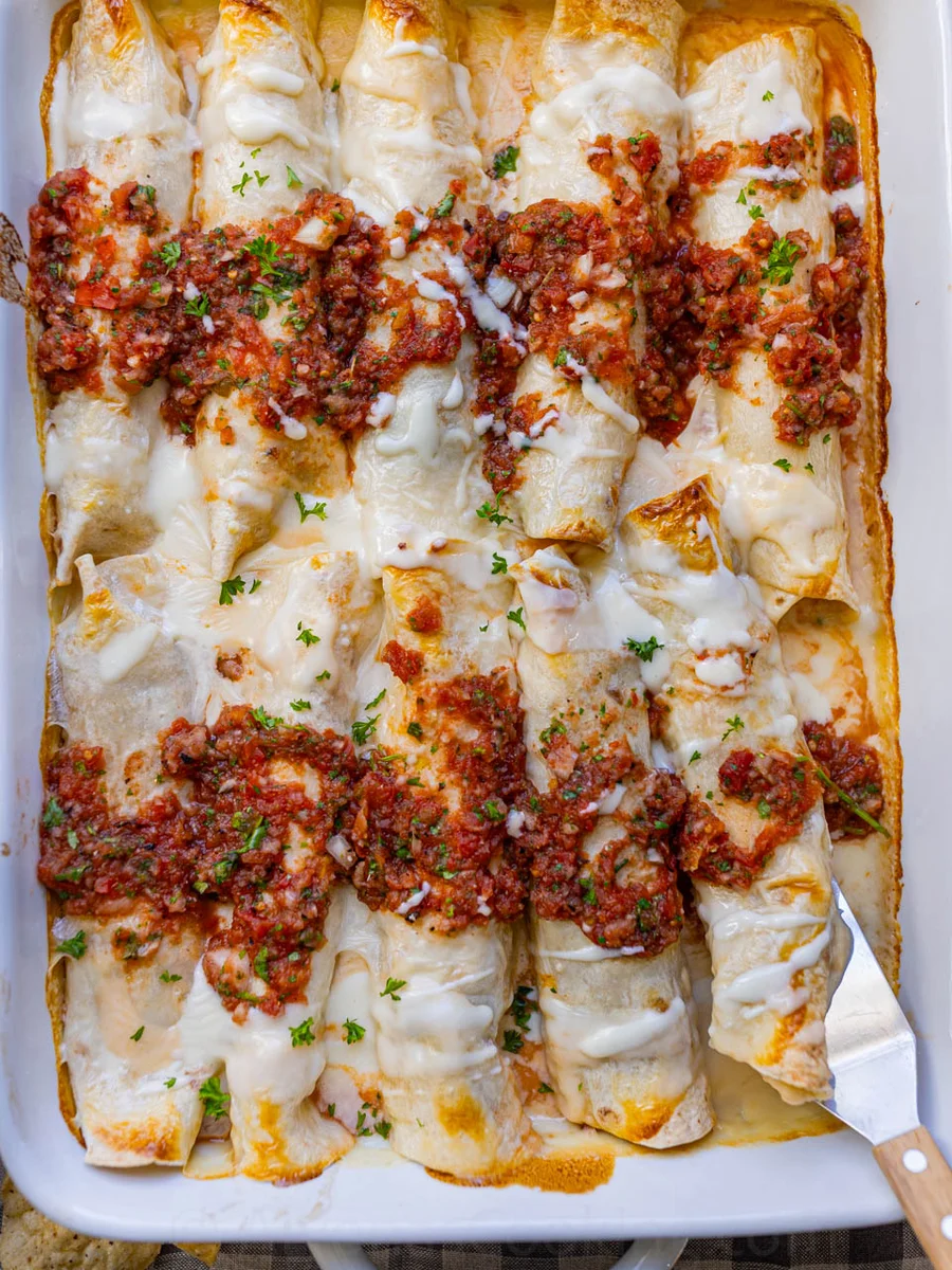 Enchiladas de pollo en Instant Pot con salsa de queso blanco