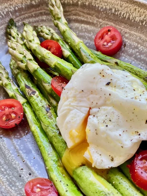 Gegrillter Spargel mit pochiertem Ei