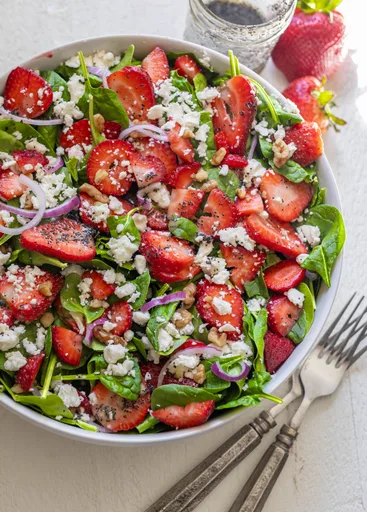 Ensalada de espinacas y fresas con aderezo de semillas de amapola