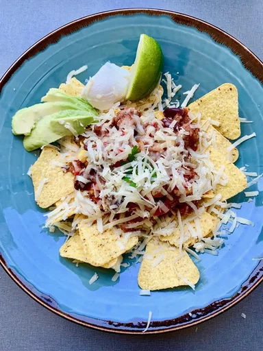 Nachos con chili con carne y cheddar