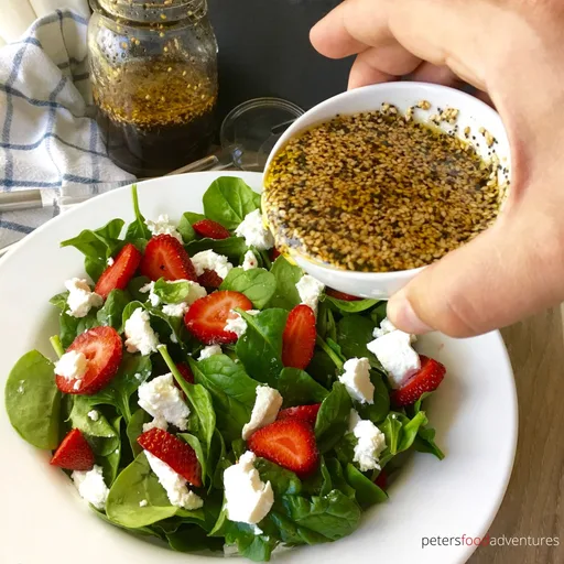Ensalada de espinacas y fresas con aderezo de amapola