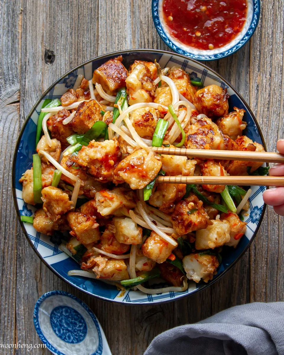 Stir-fried Daikon Radish Cake (Lo Bak Gou) '萝卜糕'