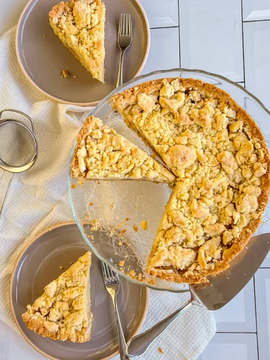 Quick apple cake with crumble – tastes just like Grandma’s