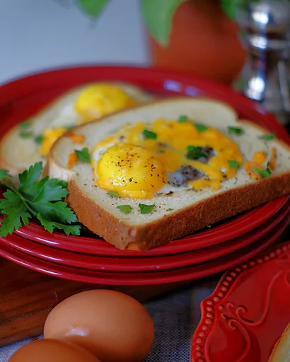 Huevos en nido a la bandeja