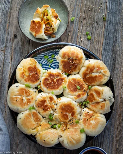 Pan-fried Steamed Buns '生煎包' (Sheng Jian Bao)