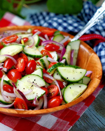Ensalada sureña de tomate y pepino con aderezo de vinagre