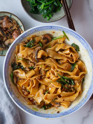 Bol de fideos caseros con salsa