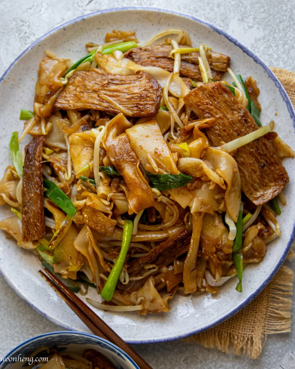 Vegan Beef Chow Fun - 干炒素牛河