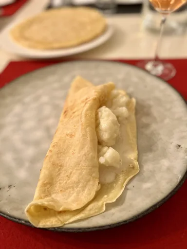 Tortitas con salsa bechamel de coliflor