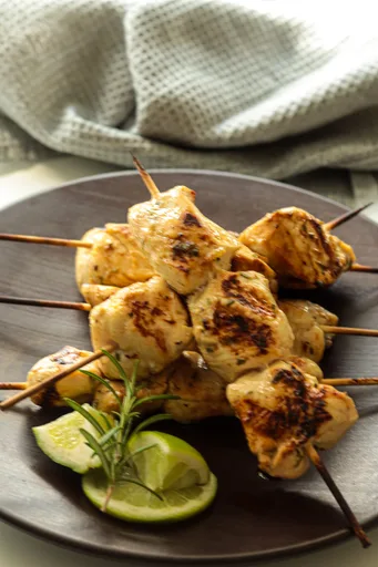 Brochetas de Pollo a la Miel y Lima