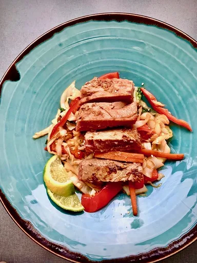 Filete de atún marinado con verduras a la parrilla
