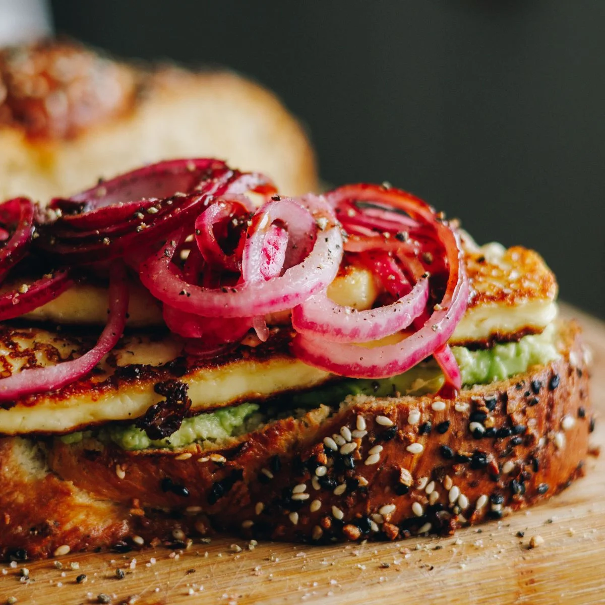 Avocado and Halloumi Sandwich - Hanawiti Rahopūru me te Halloumi.