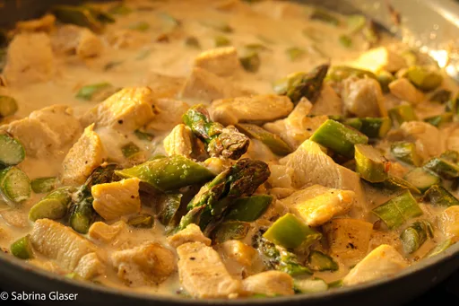 Quick chicken with asparagus