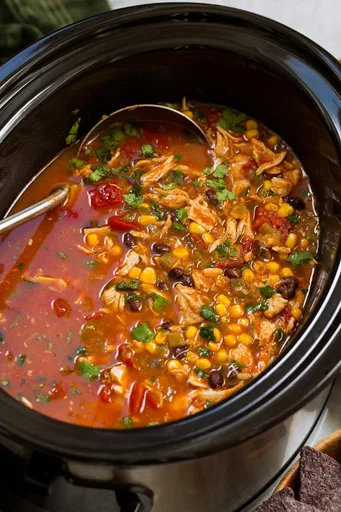 Sopa de tortilla con pollo en olla de cocción lenta