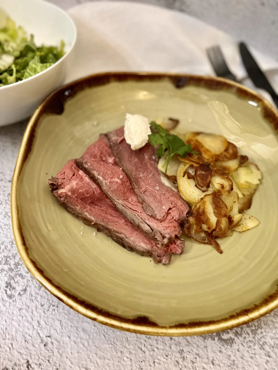 Roast beef with fried potatoes