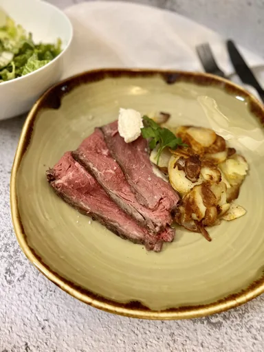 Roast beef with fried potatoes