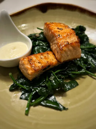 Filete de salmón con espinacas y alioli
