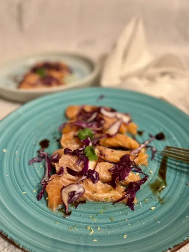 Sashimi de salmón con aceite de oliva caliente