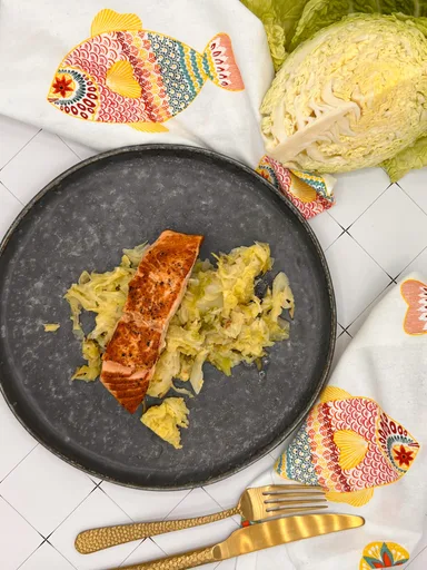 Salmón con repollo al rábano picante