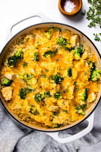 Cazuela de Pollo, Arroz y Brócoli con Queso
