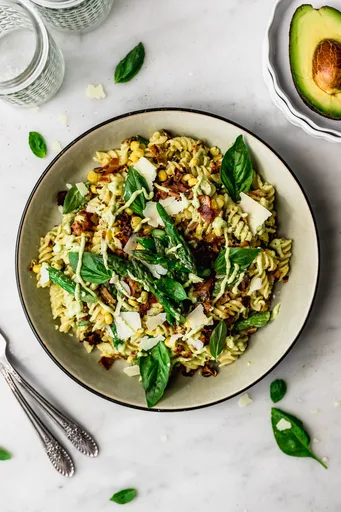 Ensalada de pasta con aderezo César de aguacate
