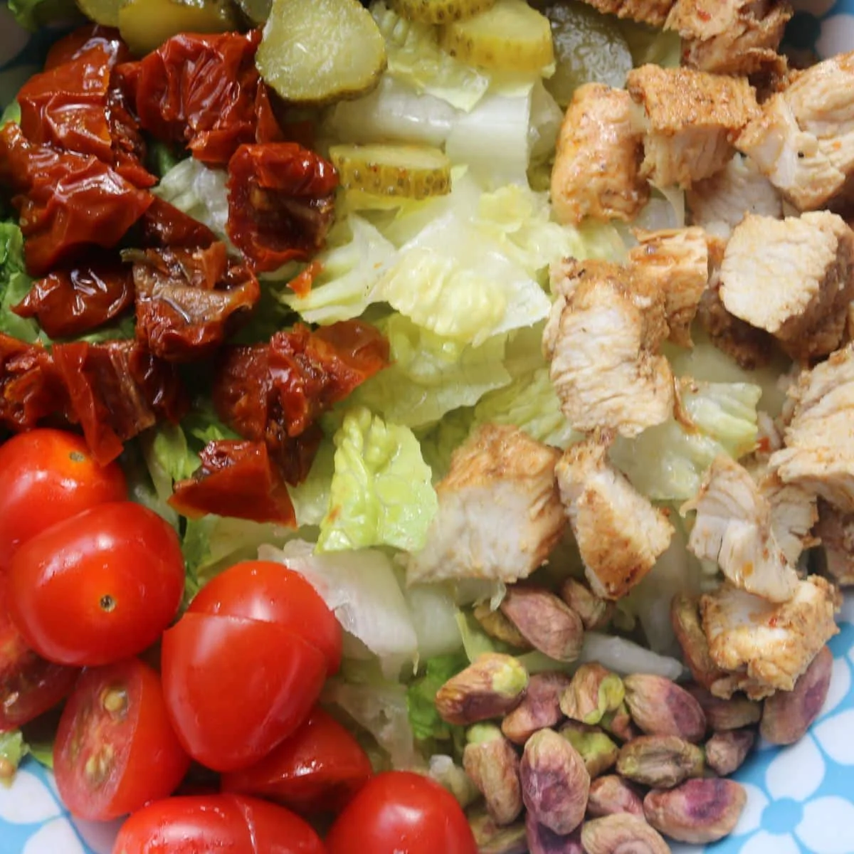La mejor ensalada de pollo mediterránea