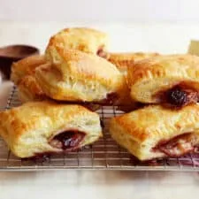 Bocados de queso Brie horneado en hojaldre