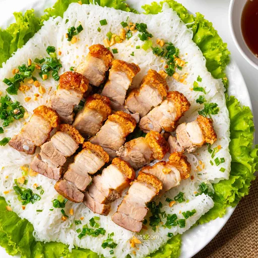 Panceta de cerdo crujiente vietnamita con fideos finos de arroz