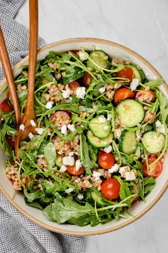Ensalada mediterránea de farro con queso feta y rúcula