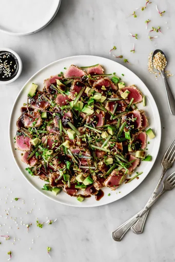 Tataki de atún con costra de sésamo