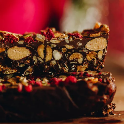 Chocolate, Nut and Seed Slice - Keke Tapatahi Tiakarete, Nati me Ngā Kākano