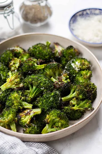 Brócoli asado con parmesano